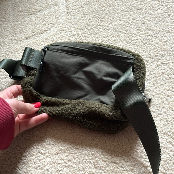 NWOT Green Sherpa Crossbody - Picture 2 of 5